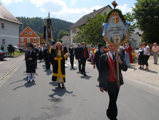 Menschen in einem Festumzug auf der Straße