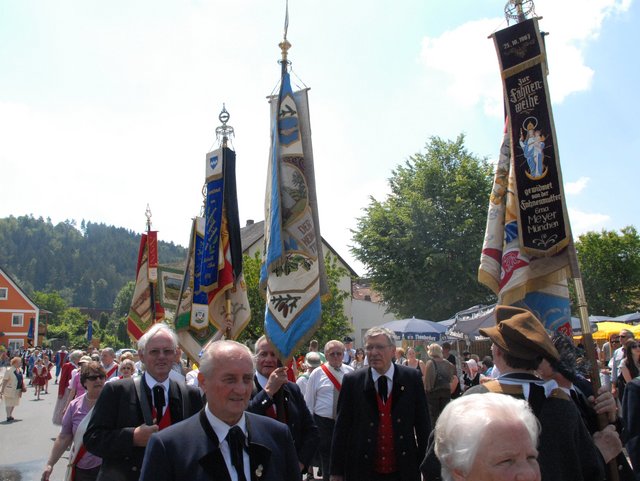 Menschen auf der Straße im Festumzug