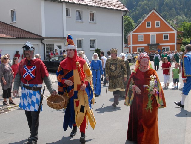 Verkleidete Menschen auf der Straße im Festumzug