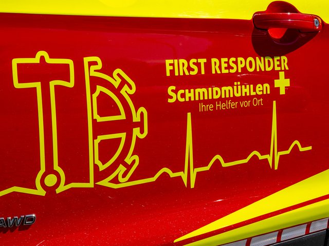 Schriftzug "First Responder" auf Fahrzeugtür