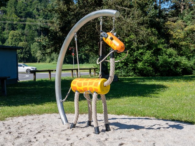 Schaukelgiraffe am Spielplatz