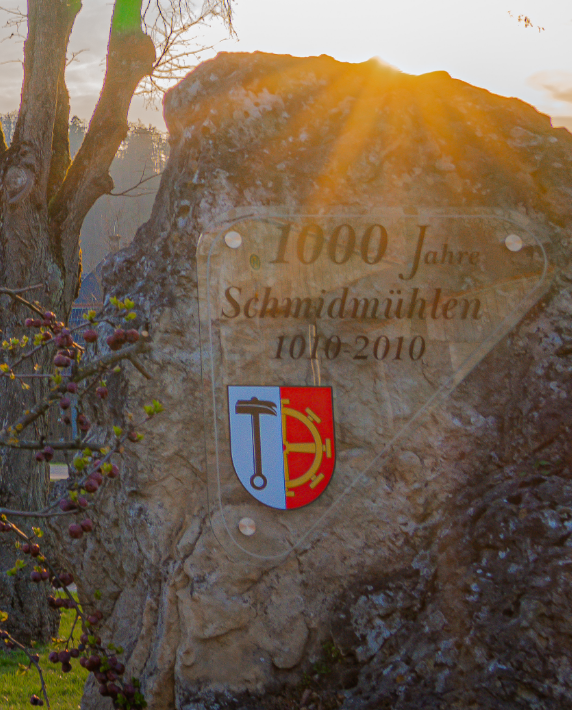 Gedenkstein 1000-Jahr-Feier mit Kannenbaum