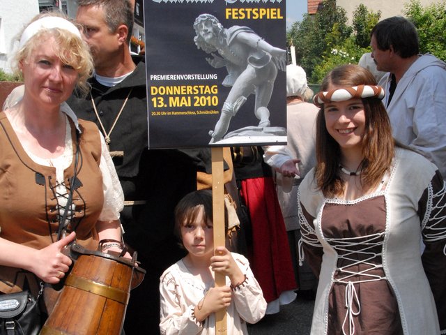 Verkleidete Menschen auf der Straße im Festumzug