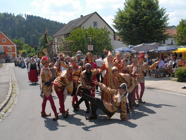 Festzug Moriskentänzer auf der Straße