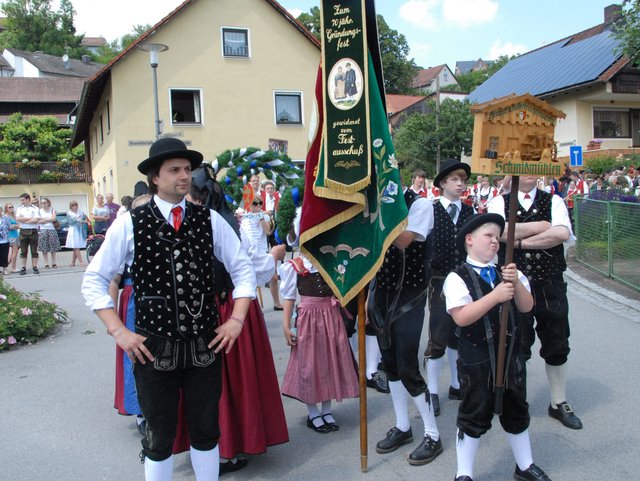 Menschen mit einer Fahne auf der Straße