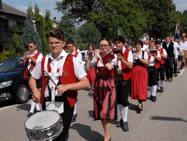 Menschen beim Umzug die musizieren