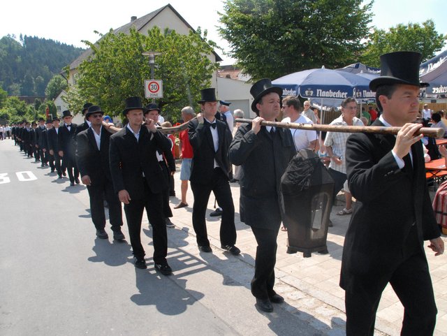 Menschen in einem Festumzug auf der Straße