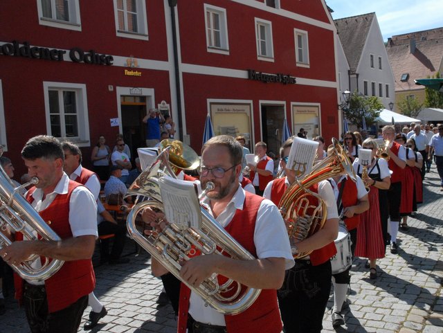 Menschen beim Umzug die musizieren