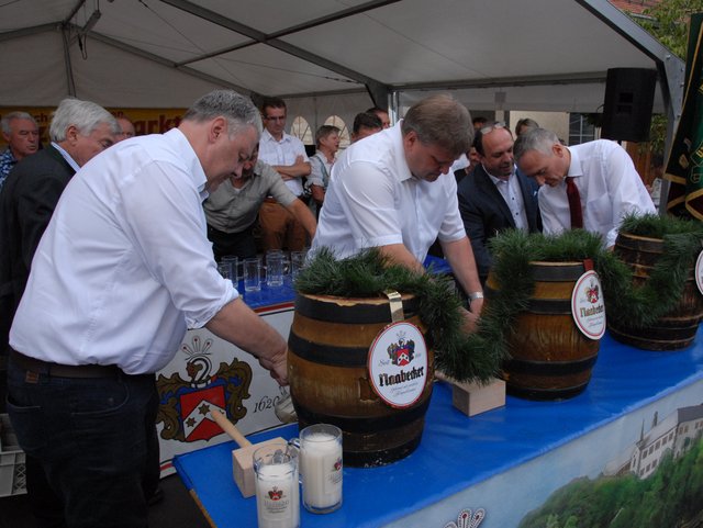 Bieranstich 3 Personen am Fass