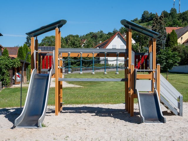 Kletterturm mit Rutschen und Hängebrücke am Spielplatz