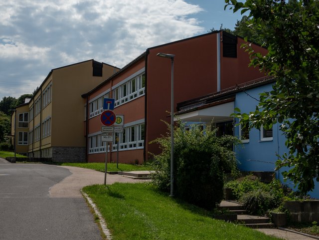 Gebäude der Grundschule Frontansicht