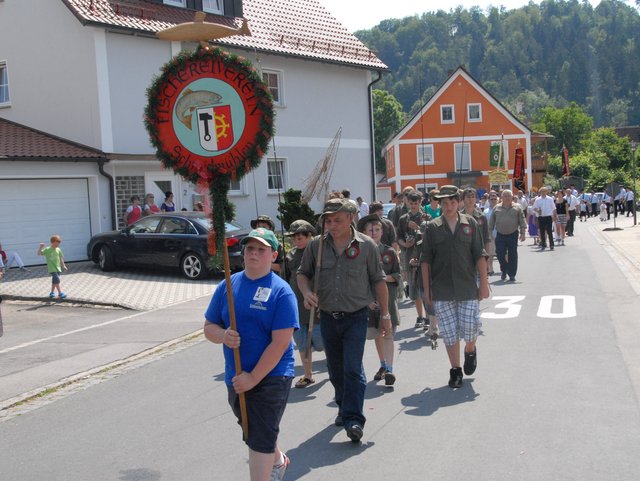 Menschen in einem Festumzug auf der Straße