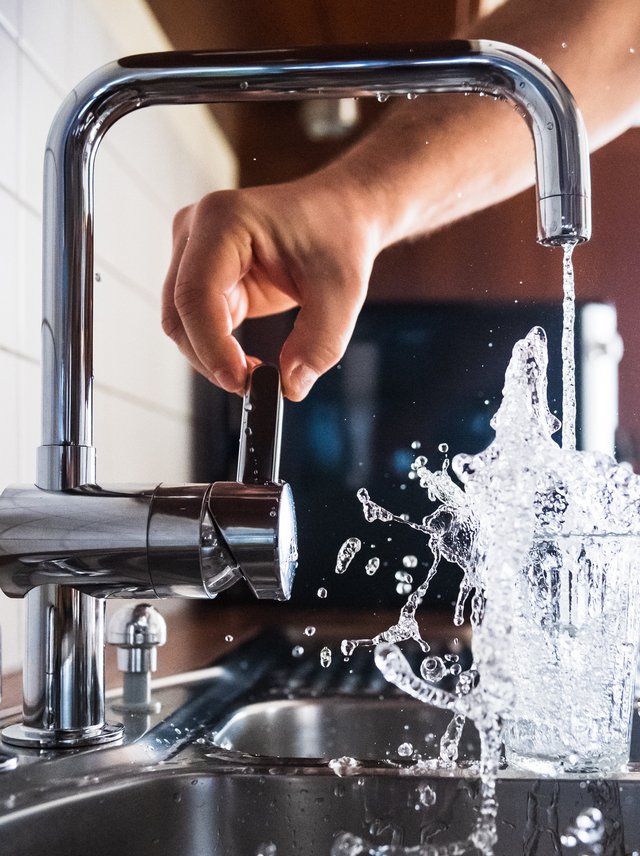 Wasserhahn mit Trinkglas