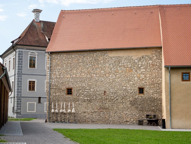 Hammerschloss mit Schloss-Stadl vom Schloss-Steig aus betrachtet