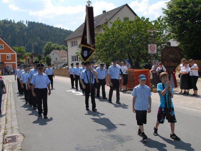 Feuerwehr mit Fahne beim Festumzug