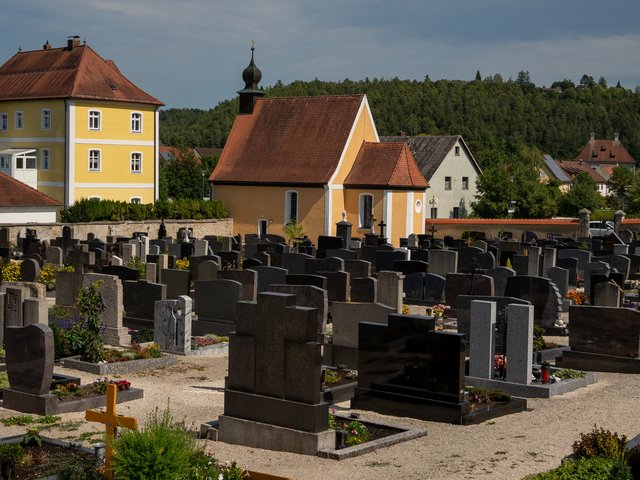 Friedhof mit Zieglerschloss im Hintergrund