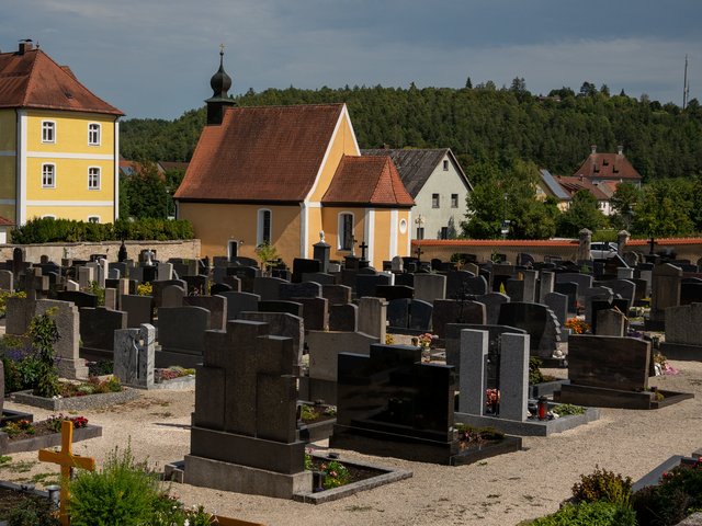 Friedhof mit Kapelle im Hintergrund