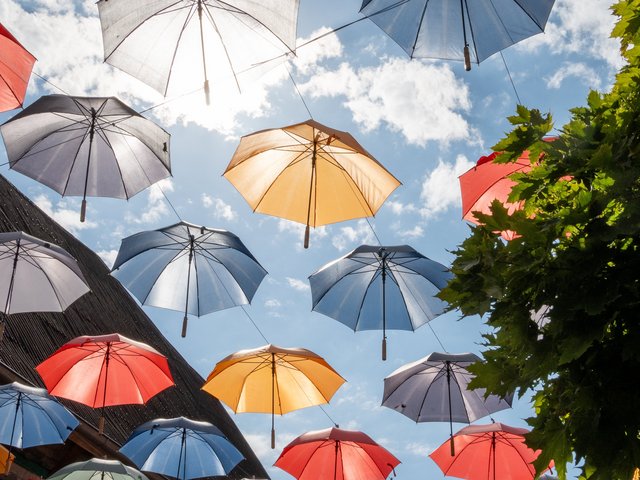 aufgespannte Regenschirme - Schirmstraße