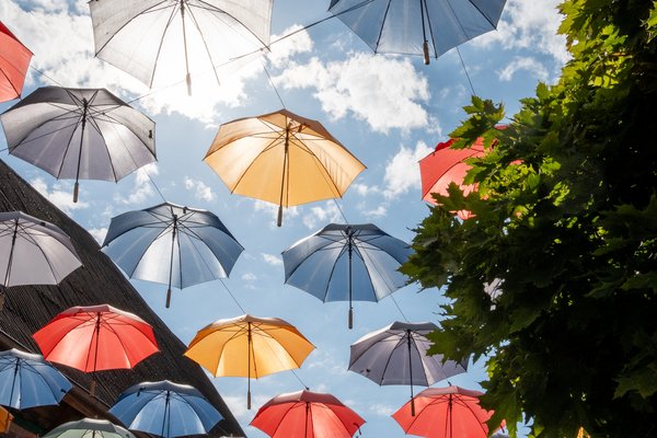 aufgespannte bunte Regenschirme