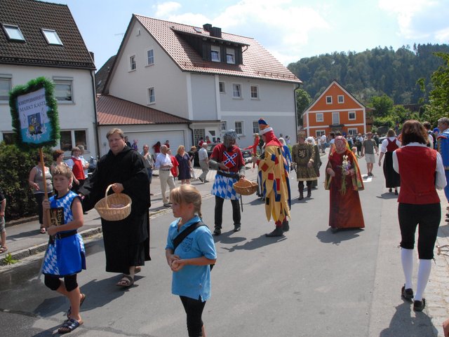 Verkleidete Menschen auf der Straße im Festumzug