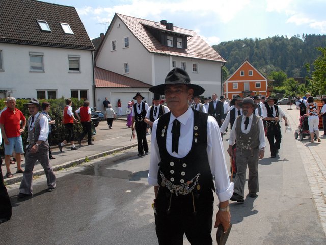 Menschen auf der Straße im Festumzug