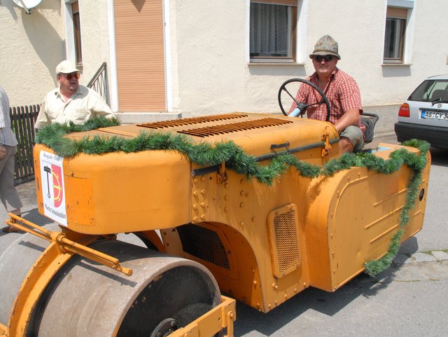 Ein Mann auf einer alten Baumaschine