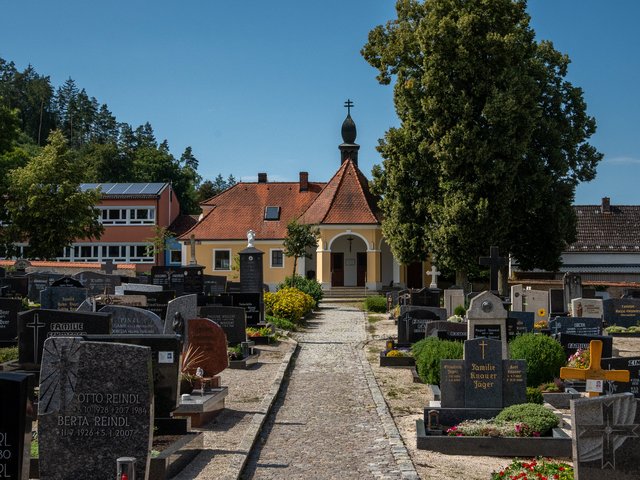 Friedhof mit Leichenhaus im Hintergrund