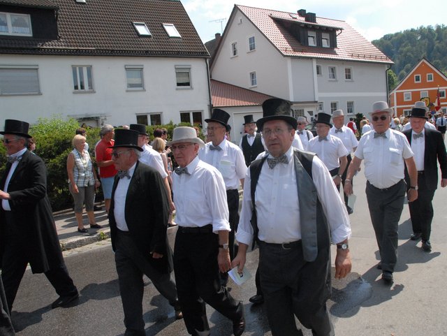 Menschen in einem Festumzug auf der Straße