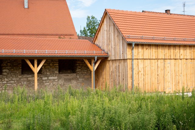 Teil der Mauer mit Überdachung