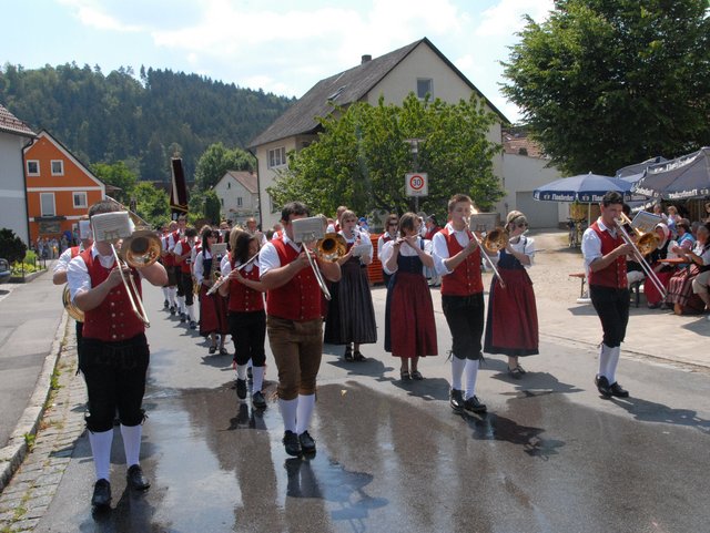 Verkleidete Menschen auf der Straße im Festumzug