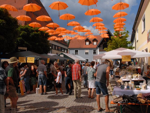 Standlstraße Schirme sind im Himmel gespannt