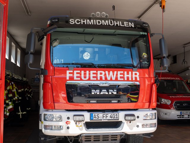 Im Vordergrund das HLF 20/16, im Hintergrund das Mehrzweckfahrzeug der Feuerwehr Schmidmühlen im Gerätehaus